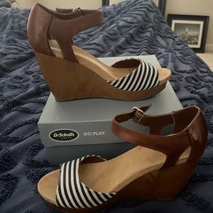 Gently worn comfy Dr Scholl’s sandal. Run large.